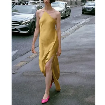 Лято 2023 г. Жената дебнещ рокля в европейския и американския стил Асиметрична жълта коприна сатен покривка Елегантни тиранти Дълга рокля